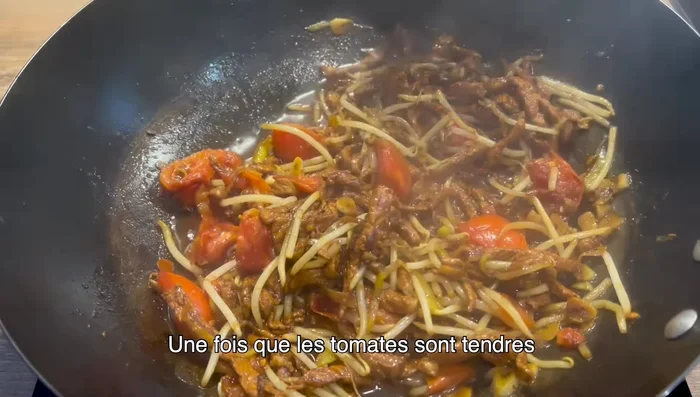 Une fois les tomates cuites, verser de l'eau chaude.