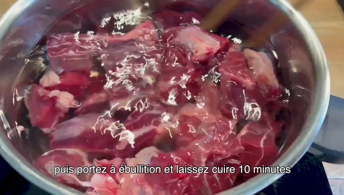 Plongez la viande dans l'eau froide, portez à ébullition et laissez cuire 10 minutes.