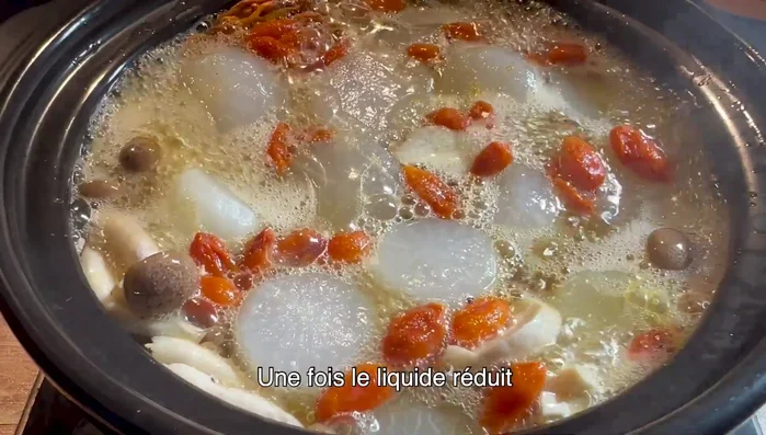 Une fois le liquide réduit, assaisonner avec un peu de sel et de sucre.