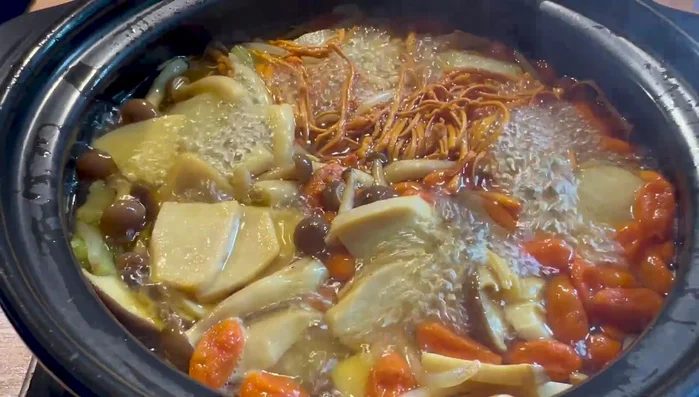 Continuer la cuisson à feu doux pendant 45 minutes.