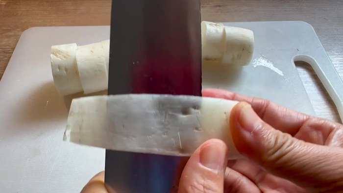 Couper les radis en morceaux de 3 à 5 cm d'épaisseur.