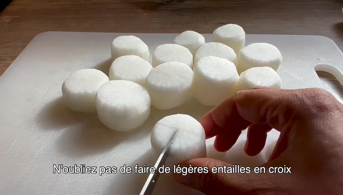 Faire de légères entailles en croix sur chaque côté des radis pour faciliter la cuisson.