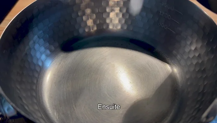 Faire cuire les radis dans de l'eau pendant 15 minutes.