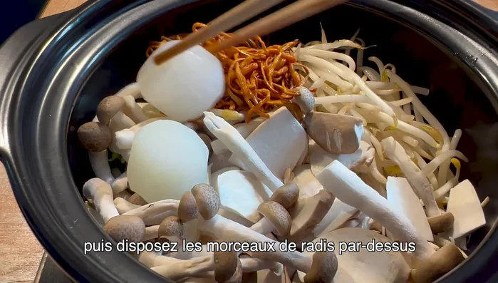 Déposer les morceaux de radis par-dessus les légumes.