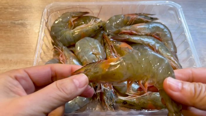 Préparer les crevettes crues.