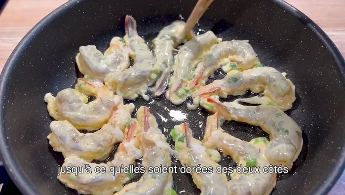 Faire frire les crevettes dans une poêle jusqu'à ce qu'elles soient dorées.
