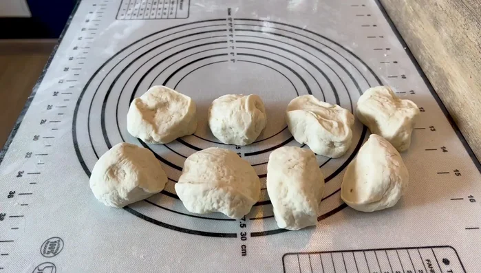 Découper la pâte en huit morceaux et former des crêpes fines.