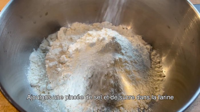Préparer un mélange de levure avec de l'eau tiède.