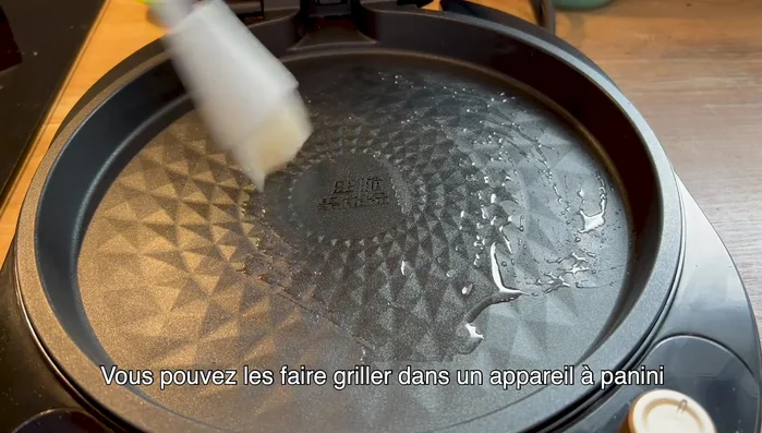 Cuire les crêpes dans un appareil à panini ou à la poêle.