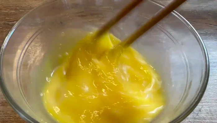 Préparer l'omelette et les vermicelles en petits morceaux. Hacher finement la ciboulette.