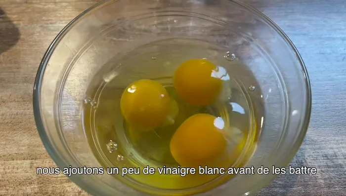 Ajoutez un peu de vinaigre blanc aux œufs avant de les battre.