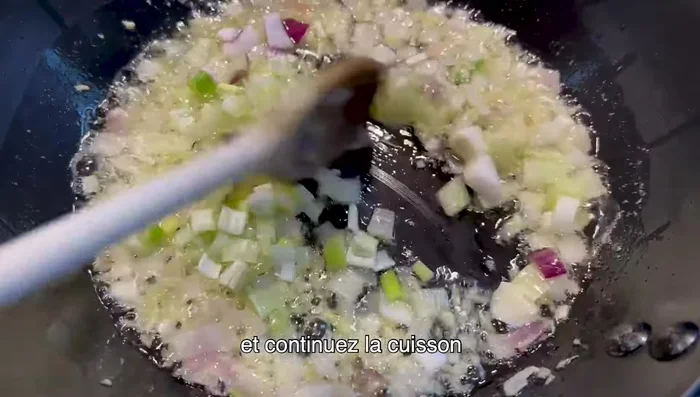 Ajoutez le reste des oignons et continuez la cuisson jusqu'à obtenir une légère coloration dorée.