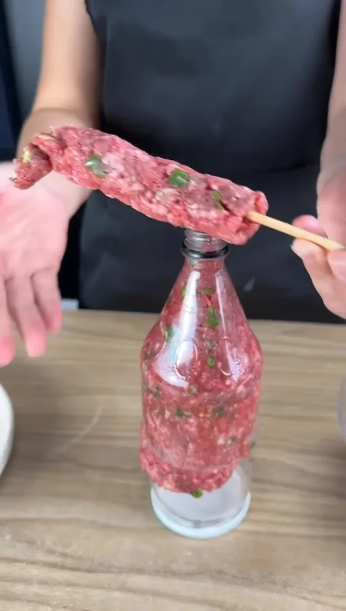 Couper l'excédent de viande pour égaliser les brochettes.