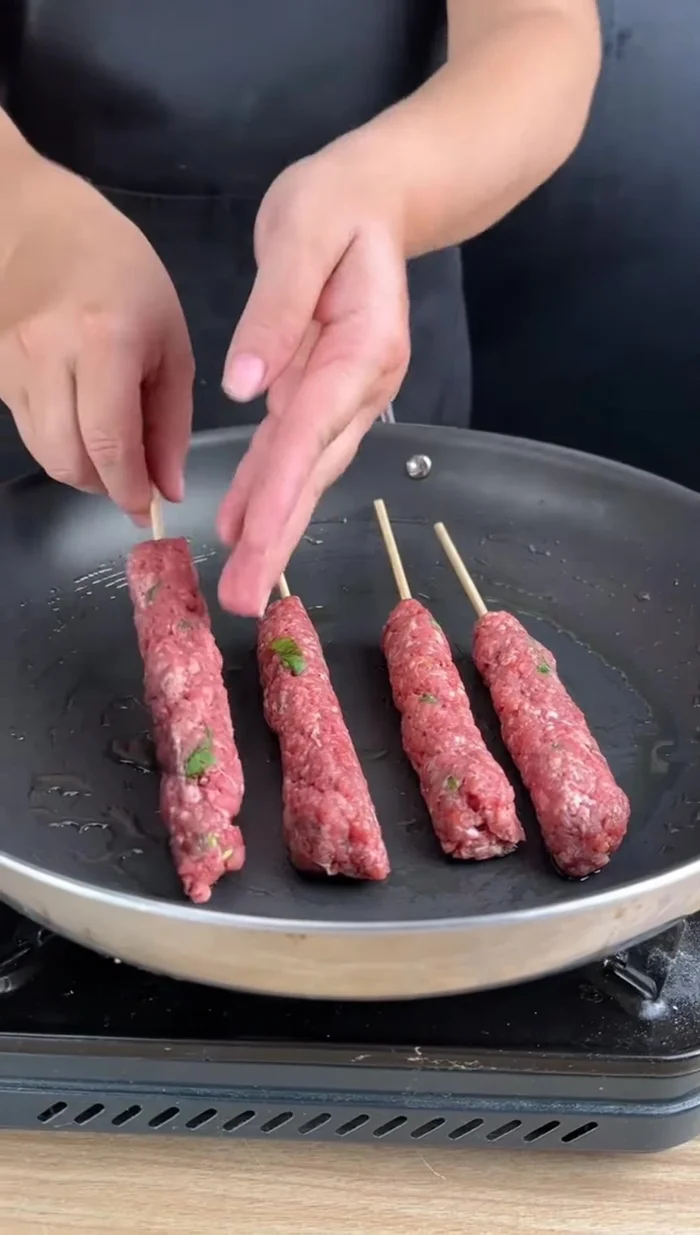Faire dorer les brochettes dans une poêle huilée, en les retournant jusqu'à ce qu'elles soient cuites.