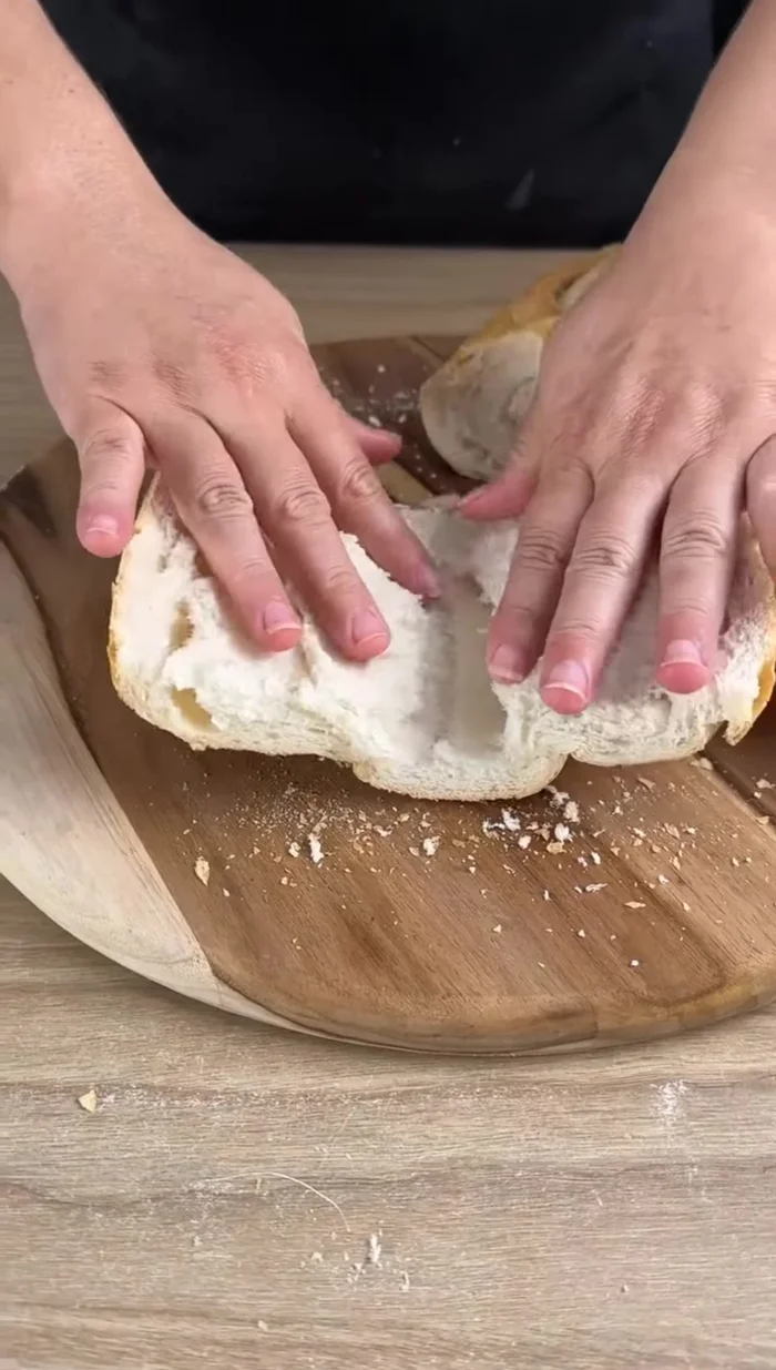 Couper une baguette en deux dans le sens de la longueur, sans séparer complètement.