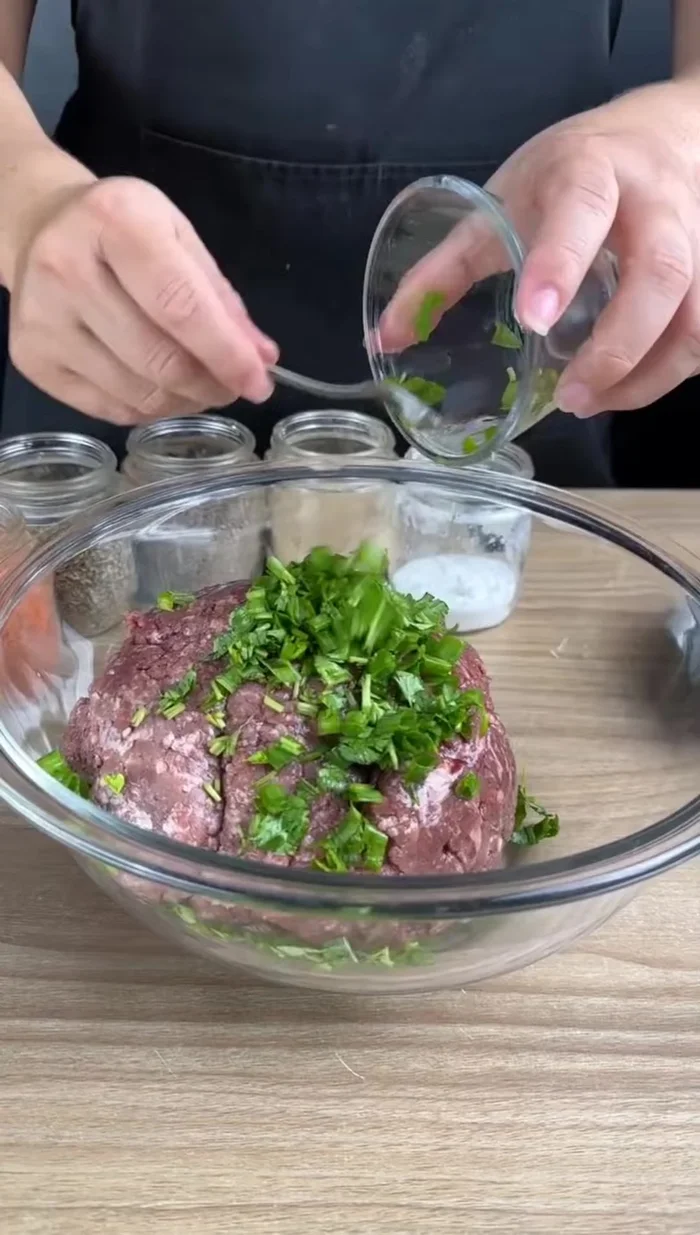 Mélanger la viande hachée avec le persil, le sel, l'ail en poudre, le poivre noir, l'origan et le paprika.