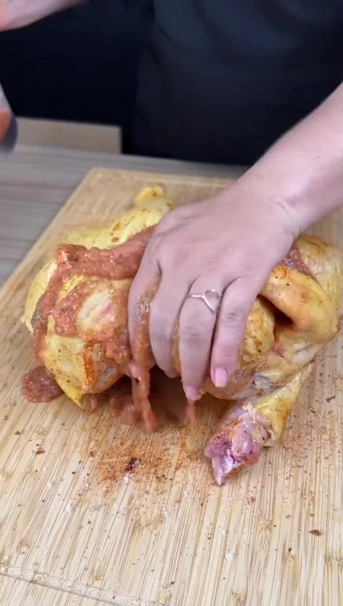 Verser le mélange mixé sur le poulet et étaler la sauce.