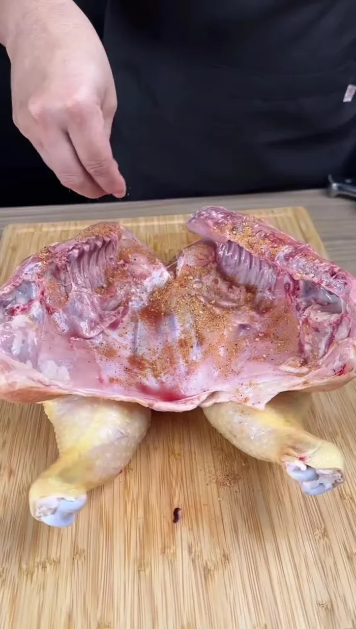Étaler généreusement l'assaisonnement sur tout le poulet, en frottant bien.