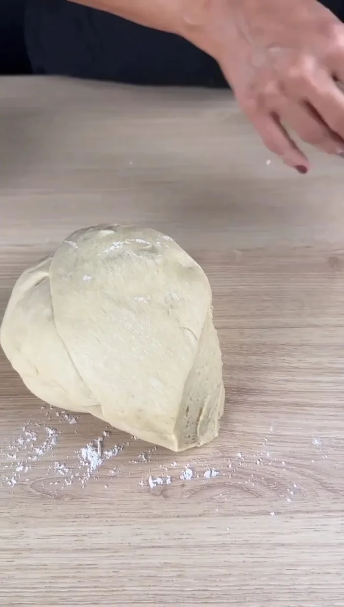 Diviser la pâte en deux. Façonner chaque moitié en un rectangle fin (environ 1 à 2 mm d'épaisseur) à l'aide d'un rouleau à pâtisserie.
