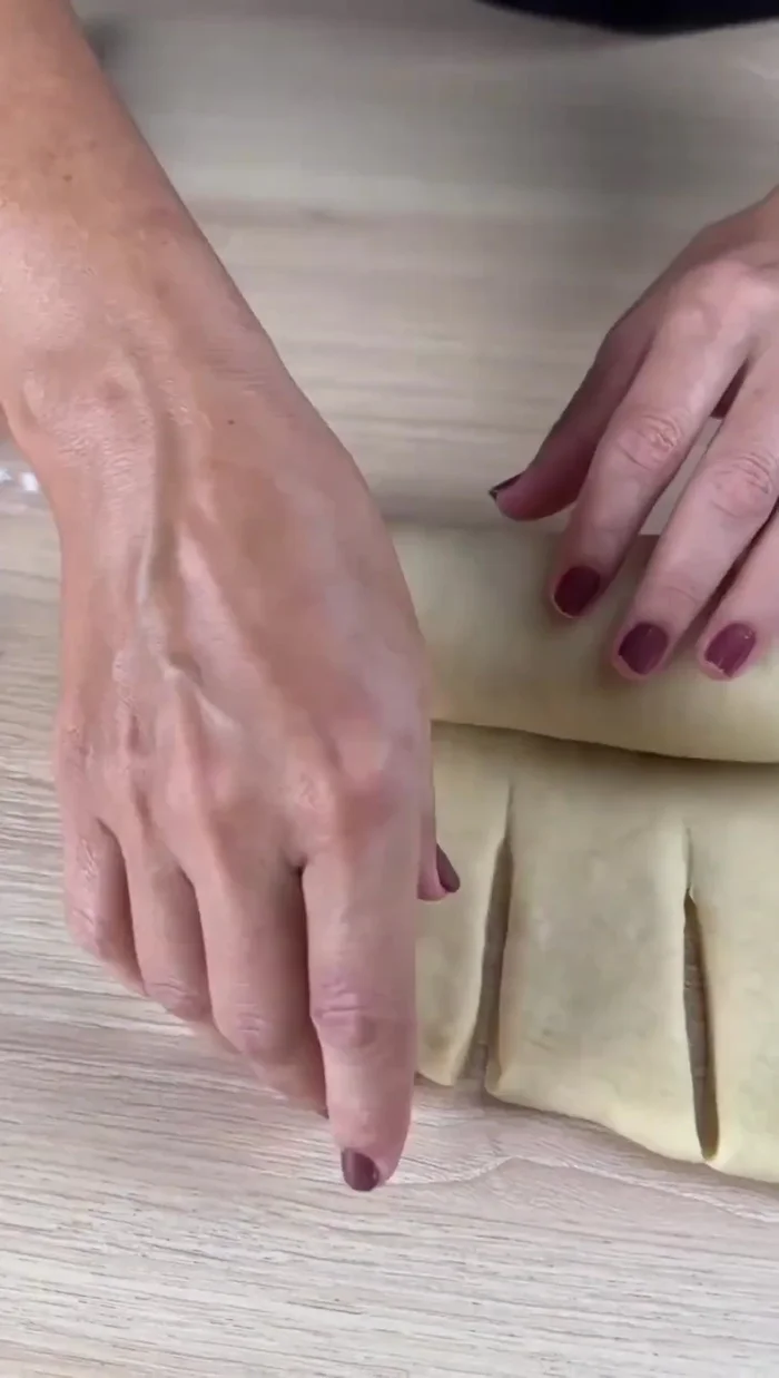 Coller les bandes sur la pâte pour former une tresse.
