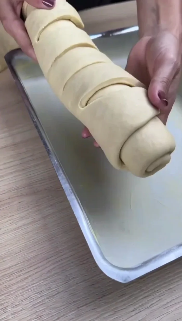 Placer la pâte dans un moule à pain graissé (beurre ou margarine).