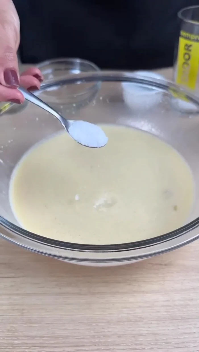 Ajouter 1 cuillère à soupe de sel et 3 cuillères à soupe de lait en poudre. Bien mélanger.