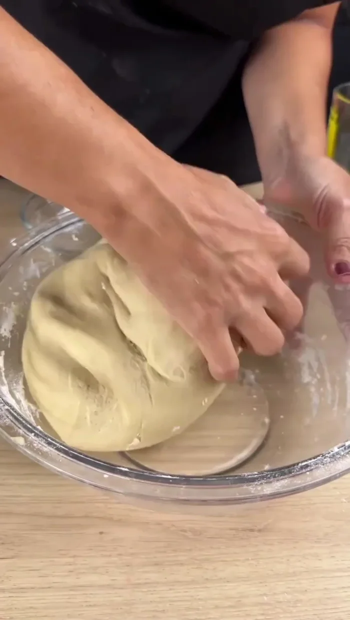 Pétrir la pâte pendant 4 à 5 minutes jusqu'à ce qu'elle soit lisse et élastique.