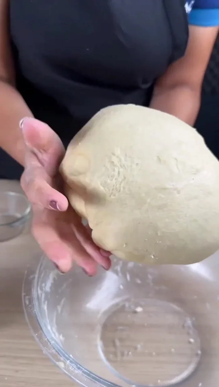Mettre la pâte dans un grand bol, couvrir de film plastique et laisser lever pendant environ 1 heure.