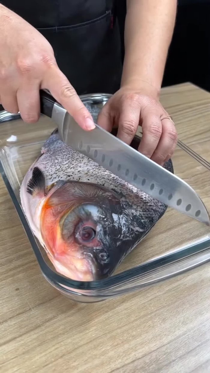 Faire des incisions diagonales sur les deux côtés du poisson pour permettre aux épices de bien pénétrer.