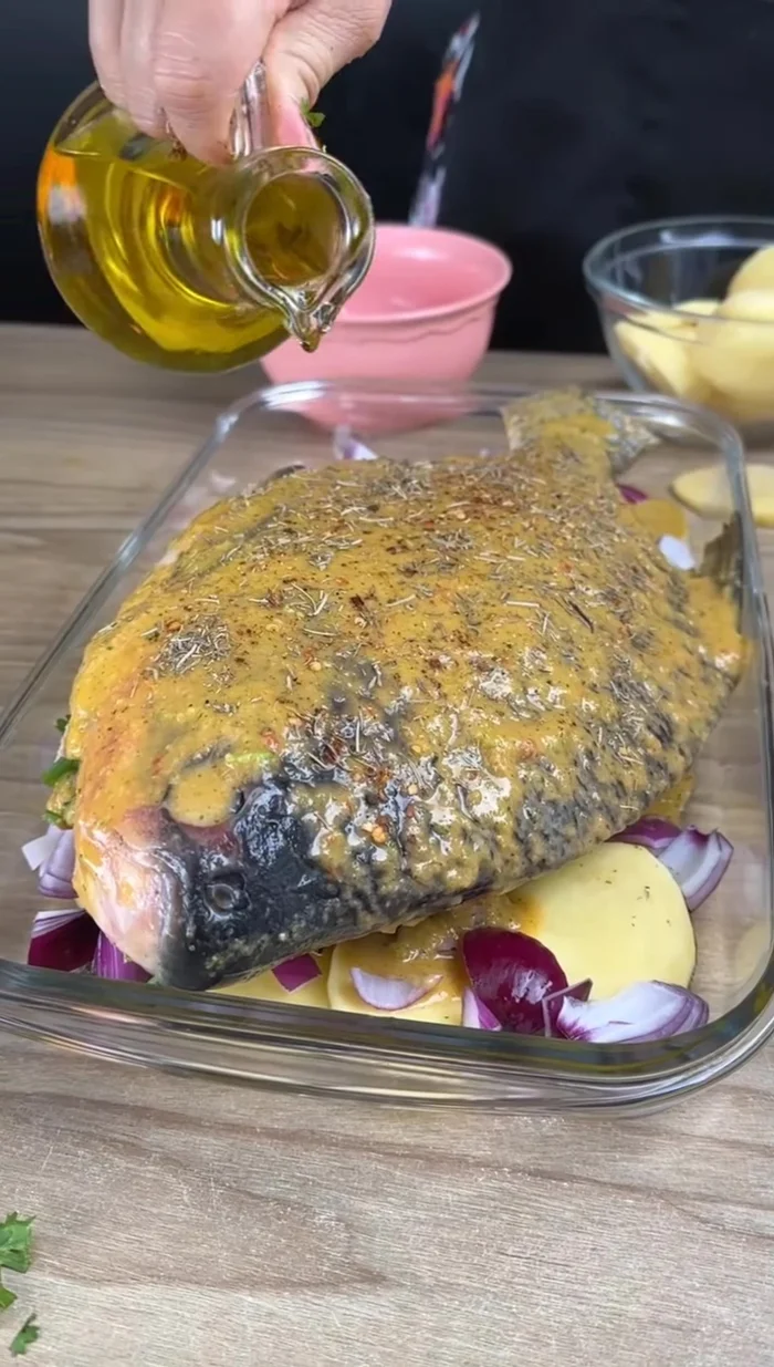 Ajouter un filet d'huile d'olive. Couvrir le plat avec du papier aluminium.