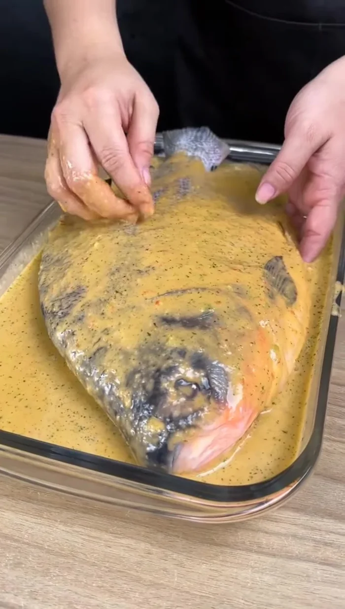 Verser la marinade sur le poisson, en le couvrant complètement et en le retournant pour bien imprégner les deux côtés.