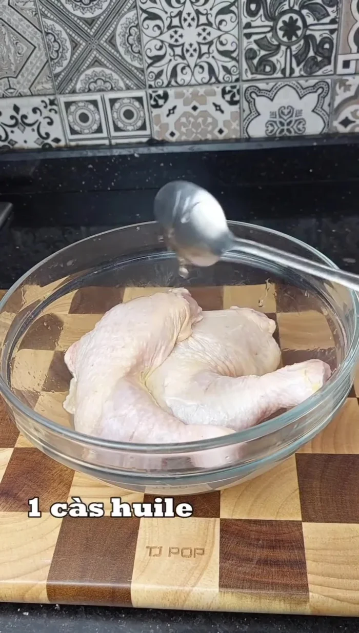 Mariner les cuisses de poulet (durée non précisée)