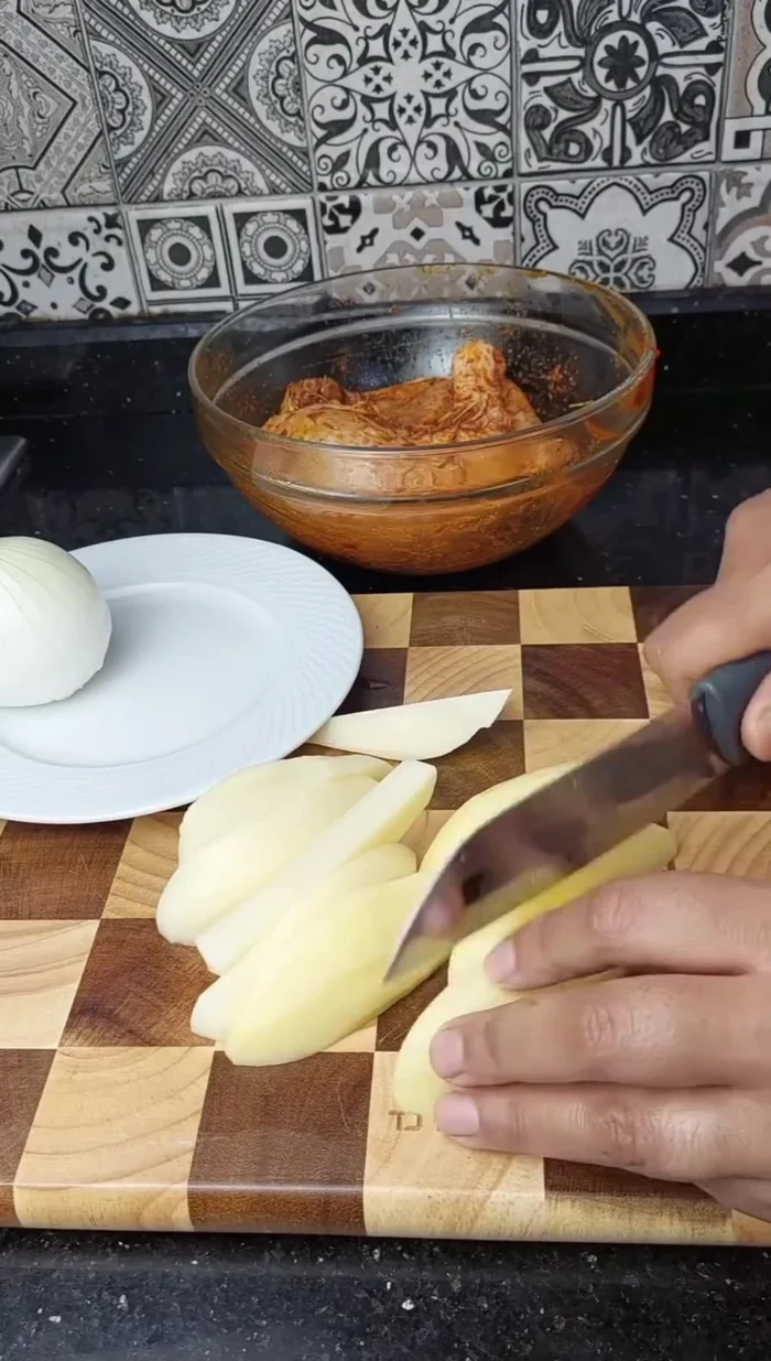 Cuire les cuisses de poulet dans l'air fryer (durée non précisée)
