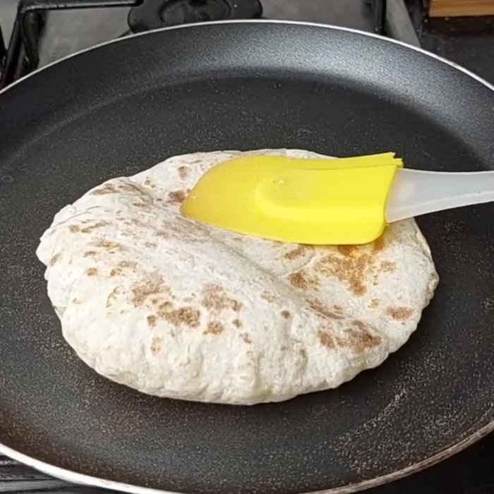 Porter l'eau à ébullition dans une casserole. Ajouter du sel.