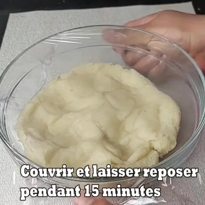 Continuer de remuer jusqu'à obtenir une pâte homogène et lisse.