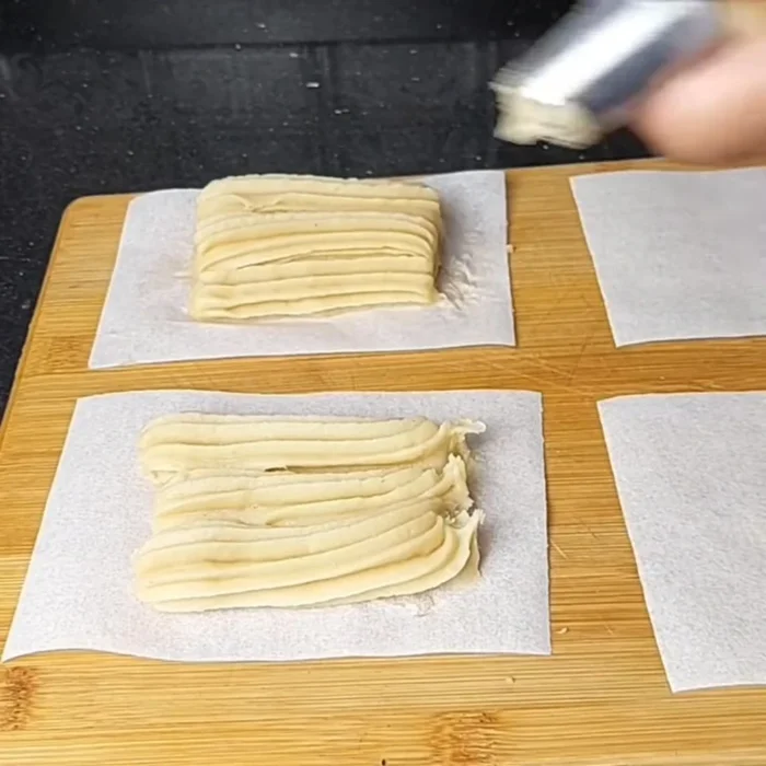 Laisser cuire jusqu'à ce que le gâteau soit doré.