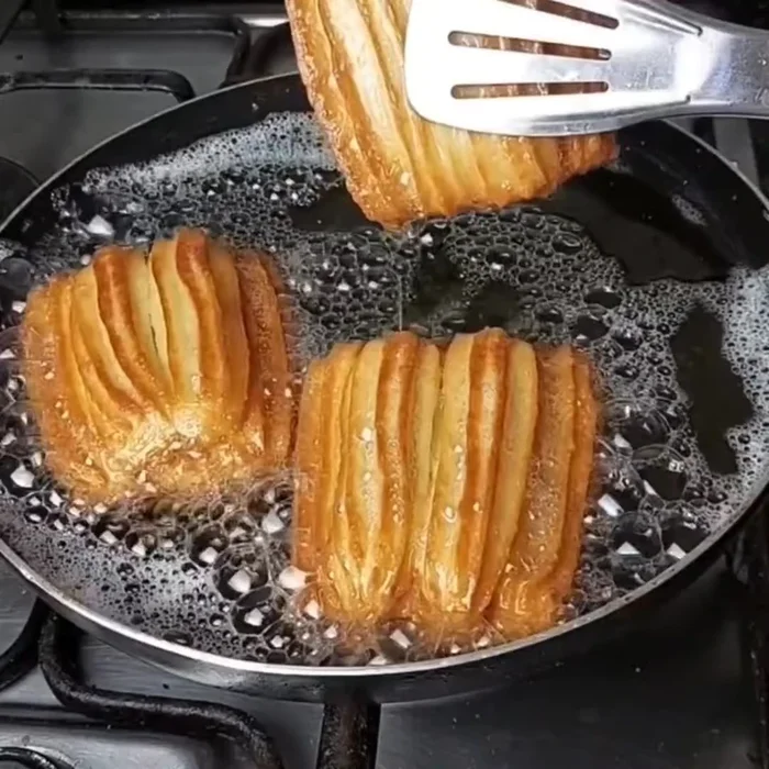 Retourner le gâteau pour cuire l'autre côté.