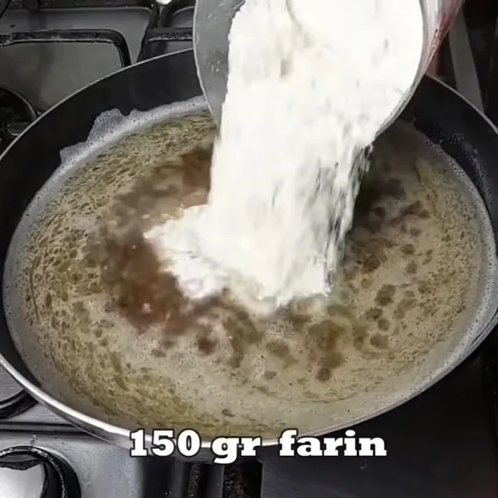 Mélanger les œufs et la farine.