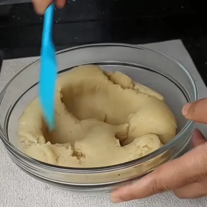 Continuer à mélanger jusqu'à obtenir une pâte homogène.
