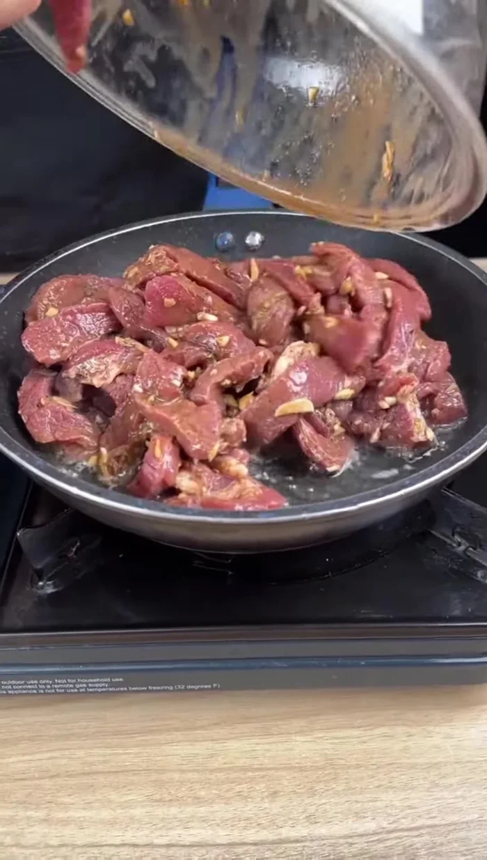 Faites chauffer de l'huile dans une poêle à feu moyen. Ajoutez la viande assaisonnée et faites-la cuire en remuant régulièrement pour éviter qu'elle ne brûle. (112.84)