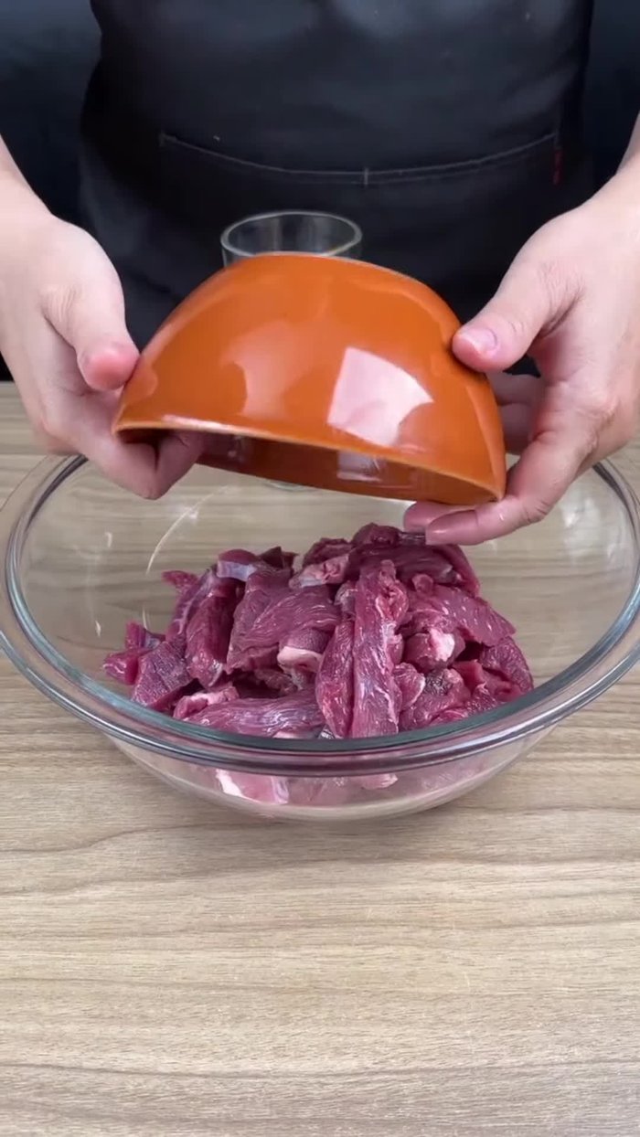 Coupez le bœuf en petits morceaux et placez-les dans un bol. (19.039)