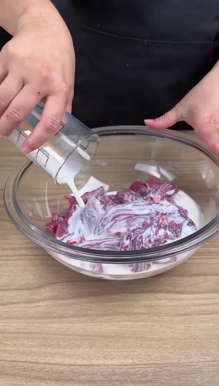 Versez 150ml de lait sur la viande pour la rendre plus tendre et juteuse. Mélangez bien pour enrober tous les morceaux. (22.56)