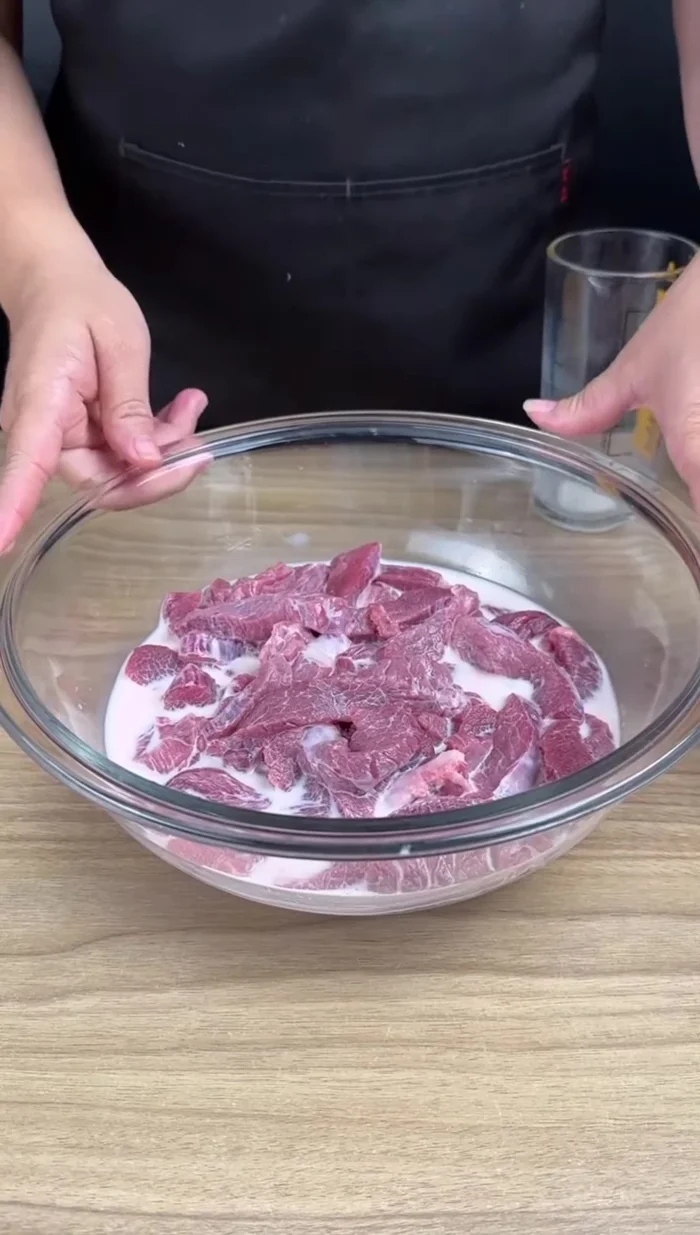 Laissez reposer la viande dans le lait pendant 15 minutes. (37.719)