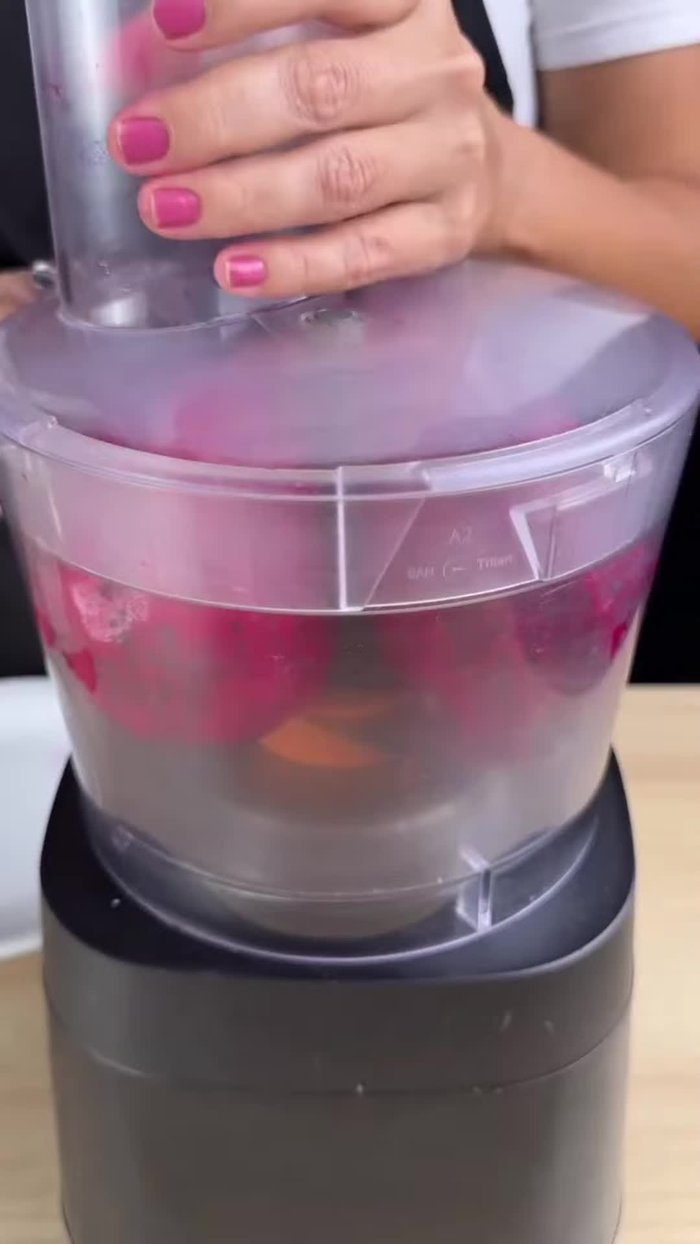 Coupez la pitaya en morceaux et mettez-la dans le mixeur. Mixez jusqu'à obtenir une purée fine et homogène.