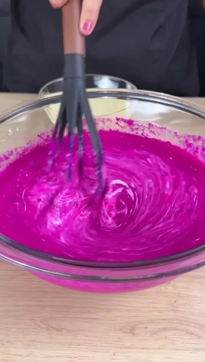Incorporez la crème fraîche froide en mélangeant doucement.