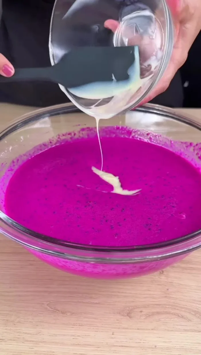 Versez le lait concentré sucré et mélangez jusqu'à obtenir un mélange uniforme.