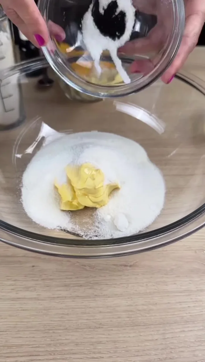Ajouter 150g de sucre granulé et 1 œuf. Mélanger jusqu'à obtenir un mélange léger et crémeux.