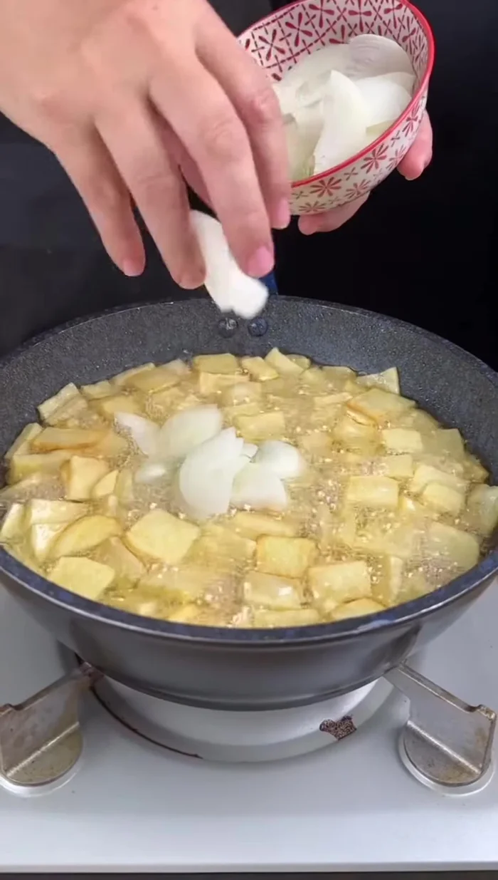 Ajoutez un gros oignon blanc haché et mélangez-le avec les pommes de terre pour les faire frire ensemble. Le secret est d'ajouter l'oignon après que les pommes de terre soient bien cuites car l'oignon cuit rapidement.
