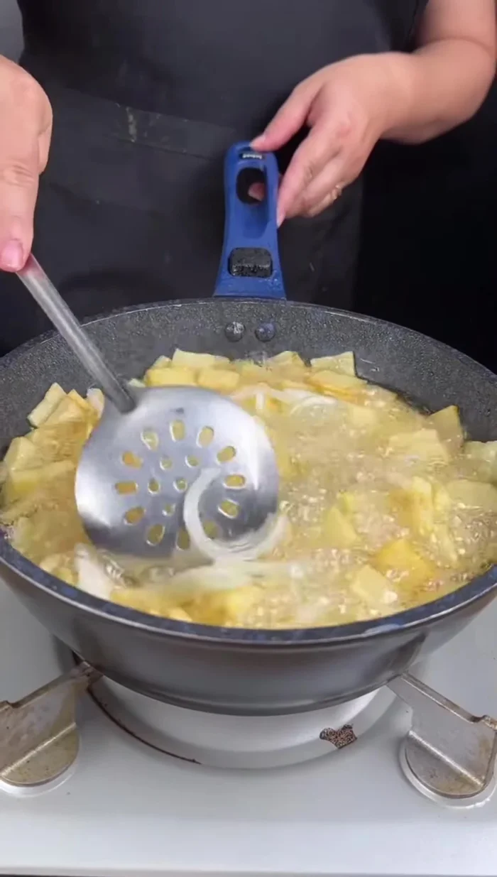 Réservez les pommes de terre et oignons frits dans un bol.