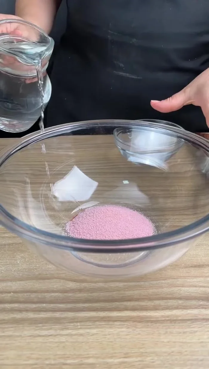 Dissoudre la gélatine aromatisée à la fraise dans 500ml d'eau chaude.